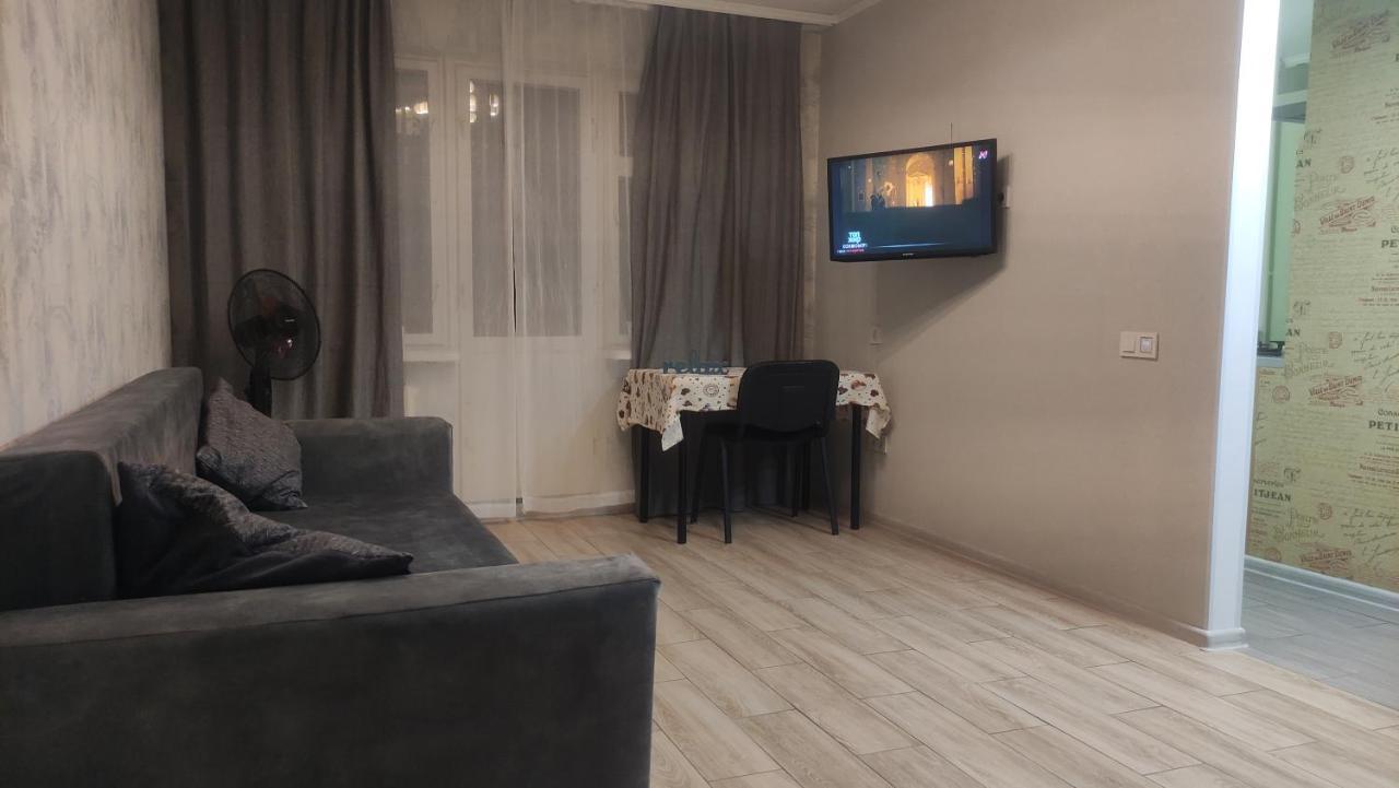 Apartment Near City Center On Peremohy Avenue 46 Chernihiv Bagian luar foto