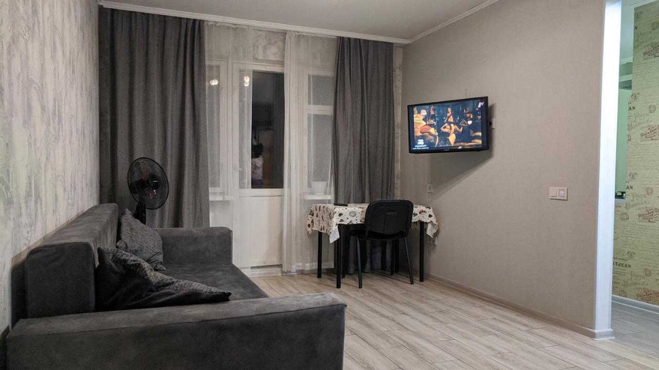 Apartment Near City Center On Peremohy Avenue 46 Chernihiv Bagian luar foto