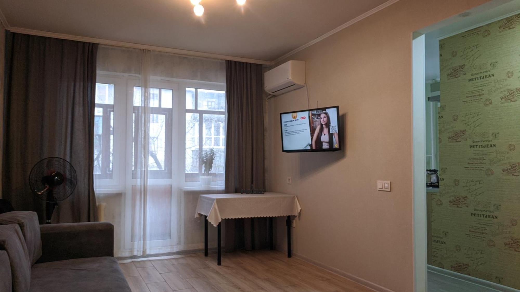 Apartment Near City Center On Peremohy Avenue 46 Chernihiv Bagian luar foto